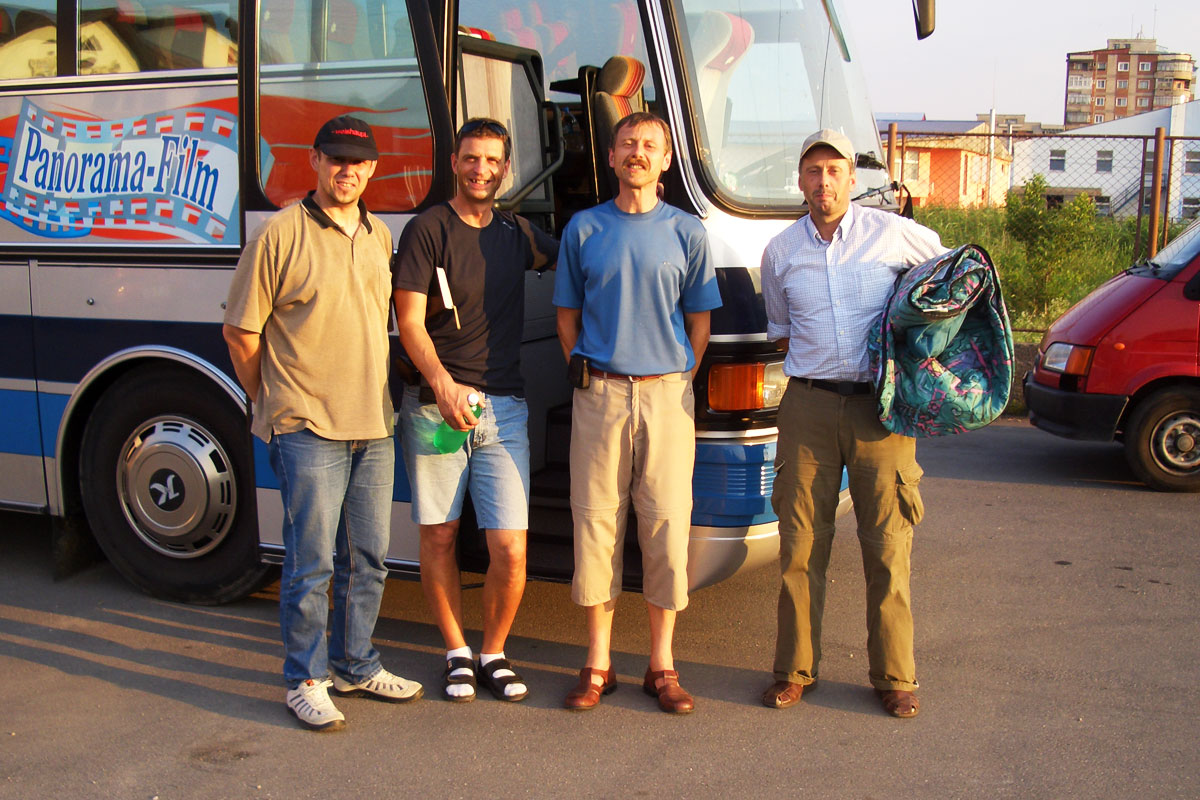 Papa auf der Missionsreise mit der Familie Sasek im Jahr 2007. Hier siehst du die vier Busfahrer des Reisebuses der Familie Sasek.